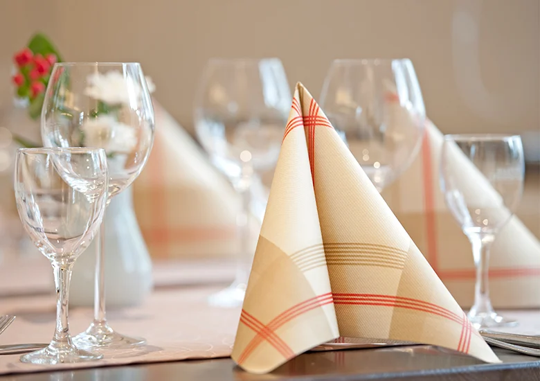 Liebevoll gedeckter Tisch im Restaurant Kromberg