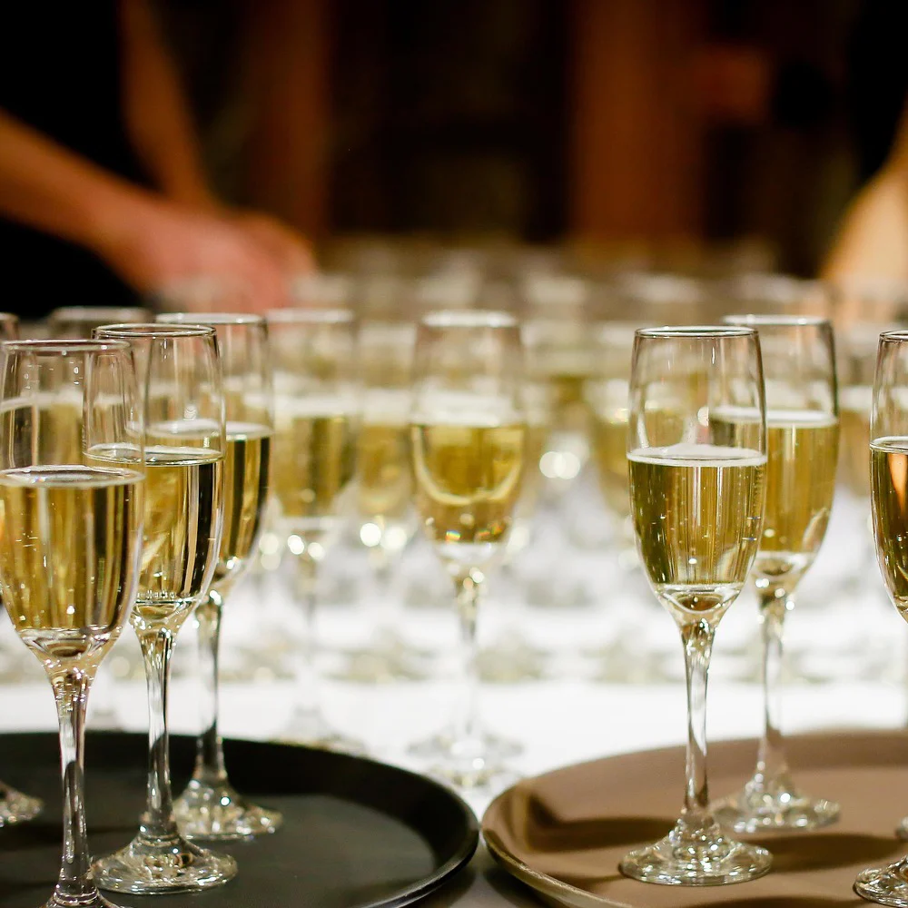 Gläser mit Sekt vorbereitet für einen Empfang beim Catering in Remscheid