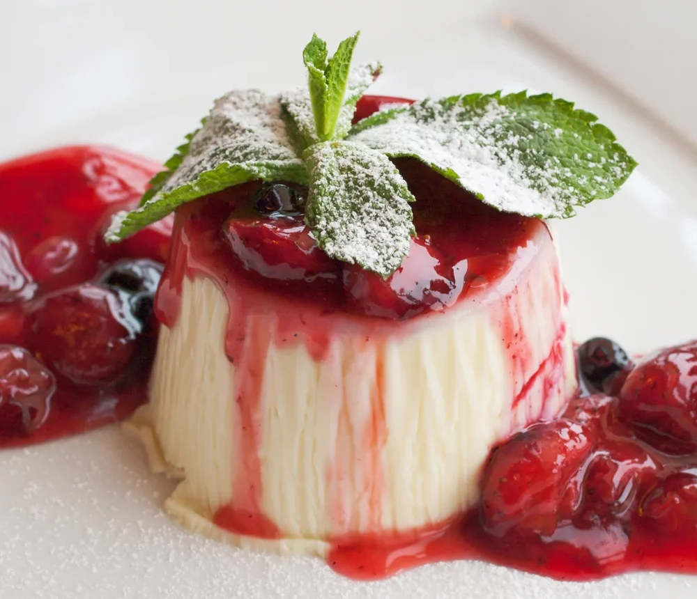 Panna Cotta mit Fruchtsauce als Dessert beim Catering in Remscheid