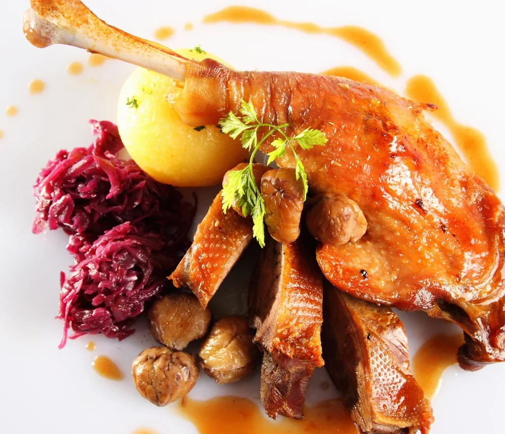 Knusprige Gans mit Rotkohl und Beilagen im Restaurant in Remscheid