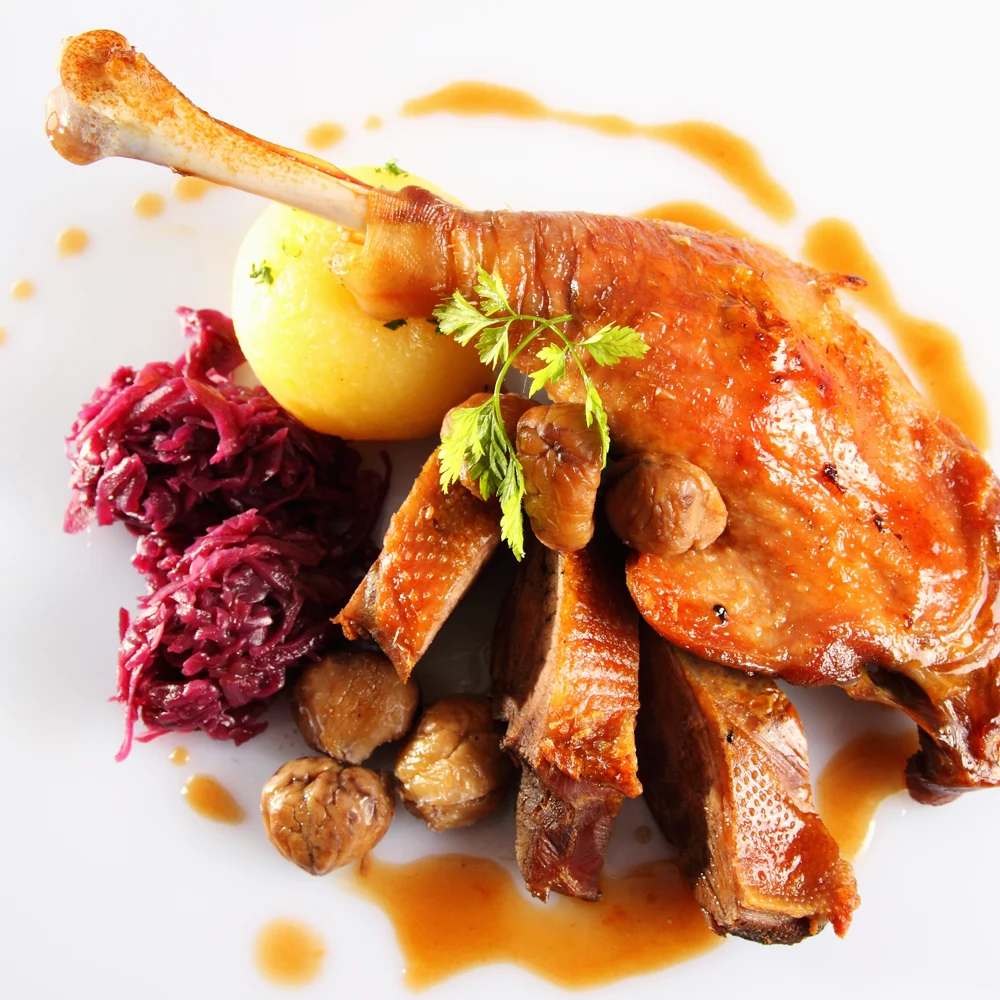 Knusprige Gans mit Rotkohl und Beilagen im Restaurant in Remscheid
