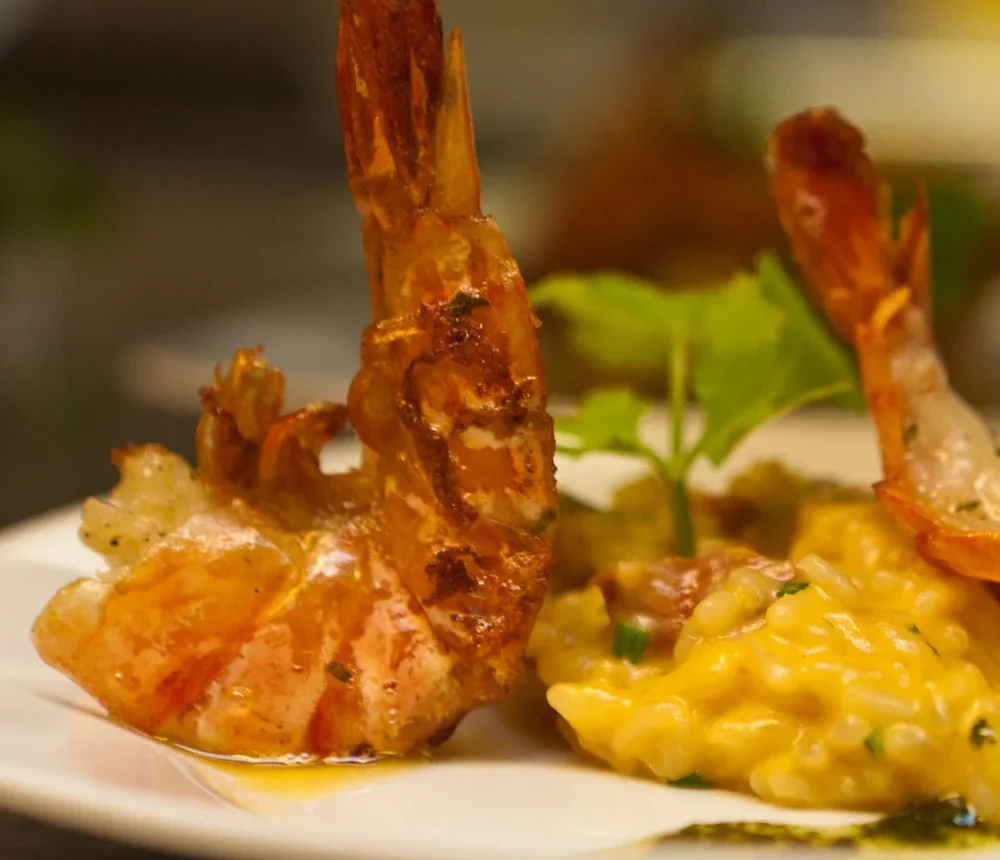 Gebratene Garnelen mit cremigem Risotto als Gericht im Restaurant in Remscheid