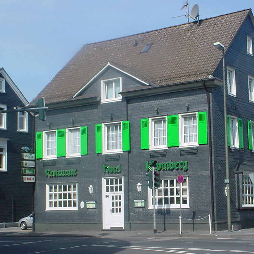 Außenansicht vom Restaurant Kromberg in Remscheid mit grünem Fensterladen