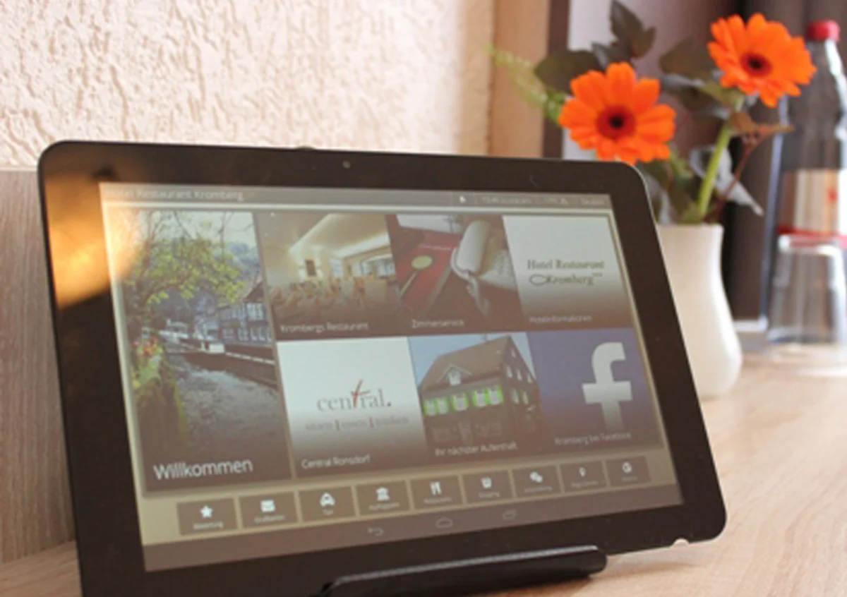 Tablet mit digitalen Informationen und Services im Hotel in Remscheid