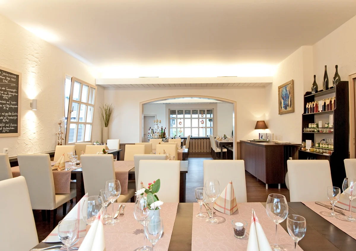 Heller und modern eingerichteter Innenraum im Restaurant Kromberg in Remscheid