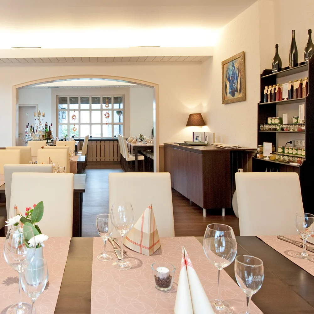 Stilvoll gedeckter Innenbereich im Restaurant in Remscheid mit modernen Sitzplätzen