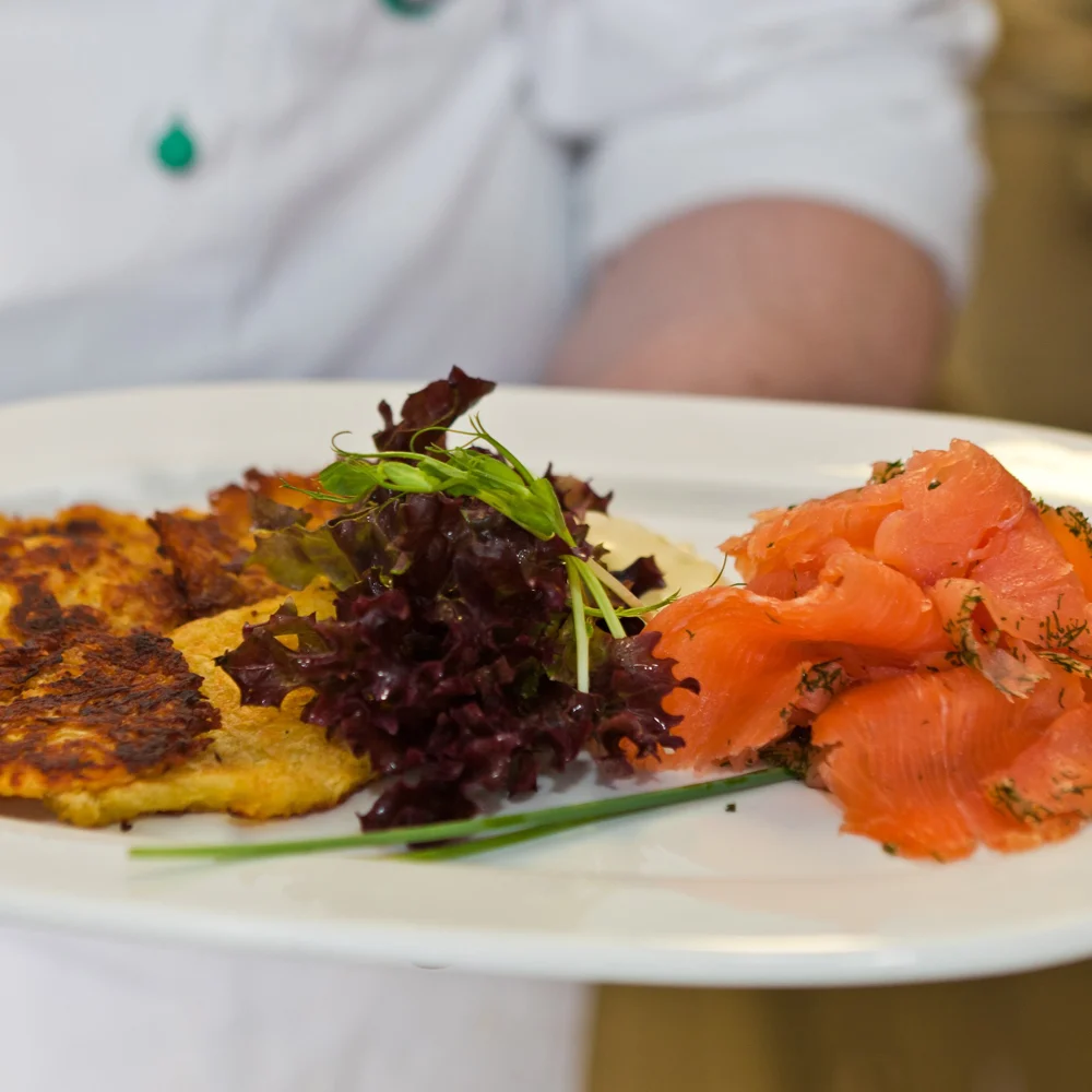 Knuspriger Rösti mit gebeiztem Lachs und Salat im Restaurant in Remscheid