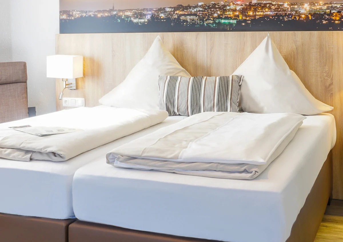 Modern eingerichtetes Hotelzimmer in Remscheid mit Doppelbett und gemütlicher Ausstattung