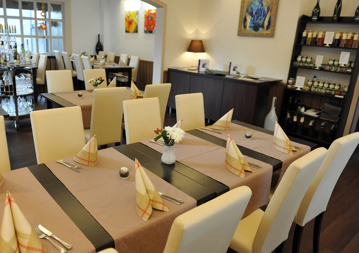 Gemütliche Tischrunde im Restaurant in Remscheid für Feiern und gesellige Abende